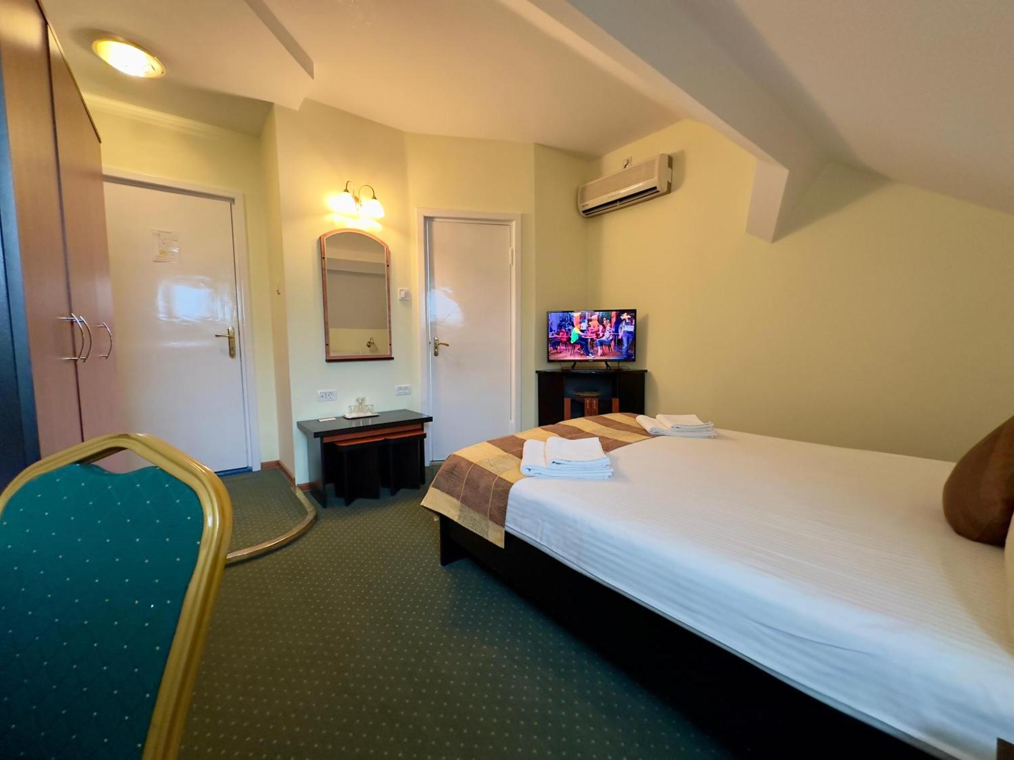 Pension Hotel Fast Rădăuţi Extérieur photo