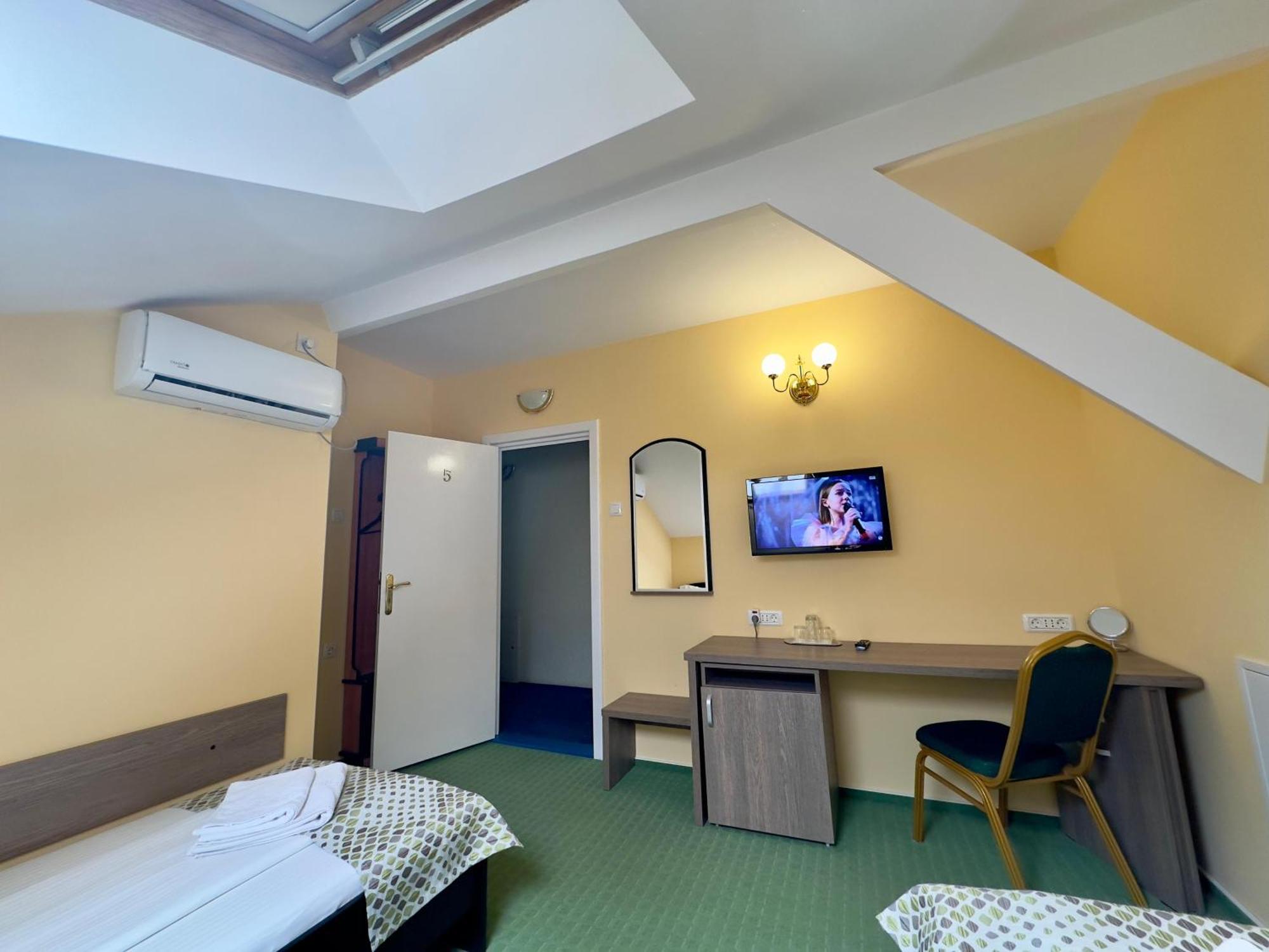 Pension Hotel Fast Rădăuţi Extérieur photo